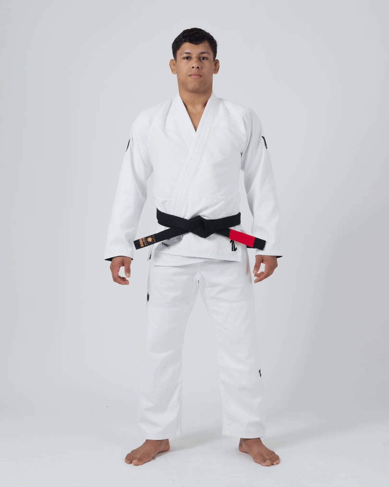 Kimono Brazilian Jiu Jitsu KINGZ The One V2 Alb poza facuta de la distanta pe un model din fata