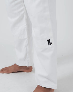 Kimono Brazilian Jiu Jitsu KINGZ The One V2 Alb poza facuta la pantalonii kimonoului cu detaliile de pe partea stanga