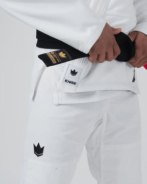 Kimono Brazilian Jiu Jitsu KINGZ The One V2 Alb poza facuta la detaliile kimonoului de pe partea piciorului drept pana la bazinul modelului