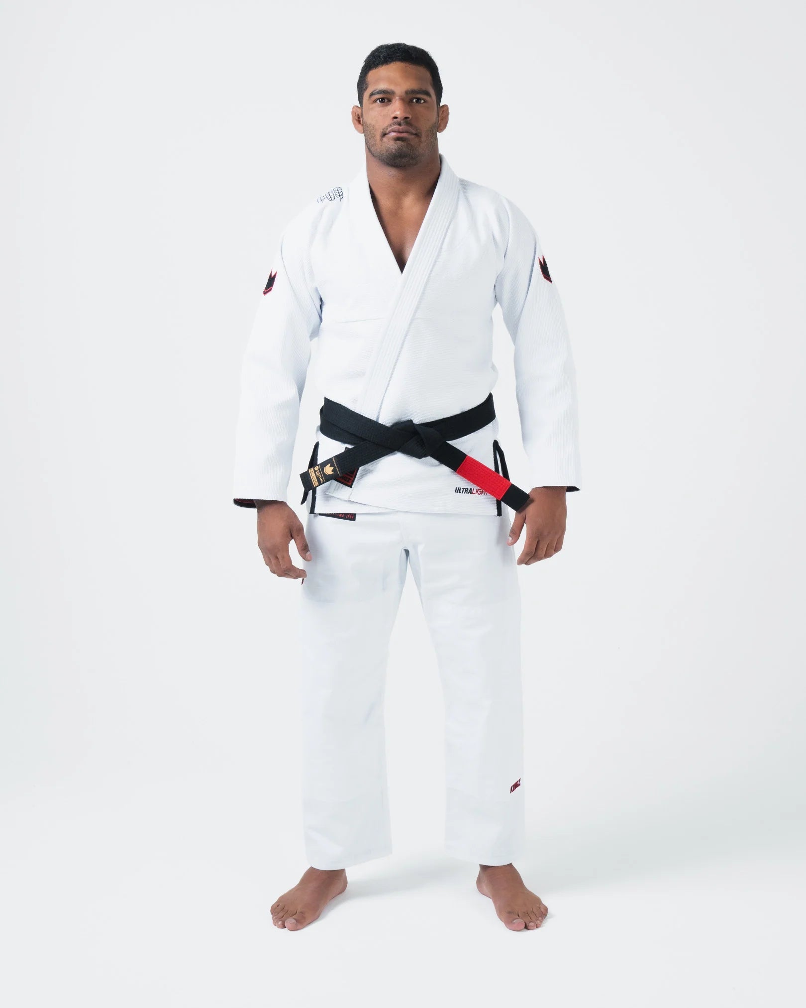 Kimono Brazilian Jiu Jitsu KINGZ Ultralight 2.0 poza facuta pe un model din fatat de la departare
