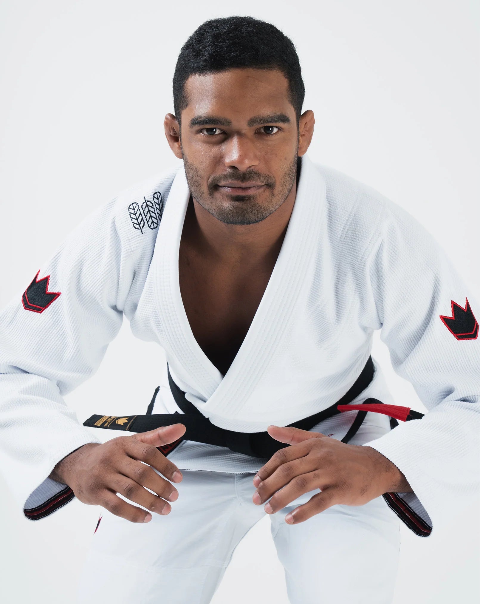 Kimono Brazilian Jiu Jitsu KINGZ Ultralight 2.0 poza facuta pe un model din partea din fata facuta de aproape