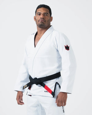 Kimono Brazilian Jiu Jitsu KINGZ Ultralight 2.0 poza facuta pe un model din partea lateral-fata stanga