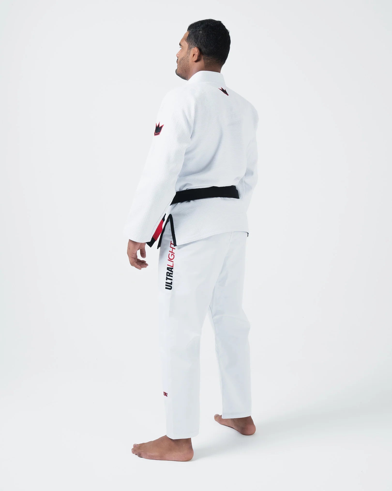 Kimono Brazilian Jiu Jitsu KINGZ Ultralight 2.0 poza facuta pe un model din partea lateral-spate stanga