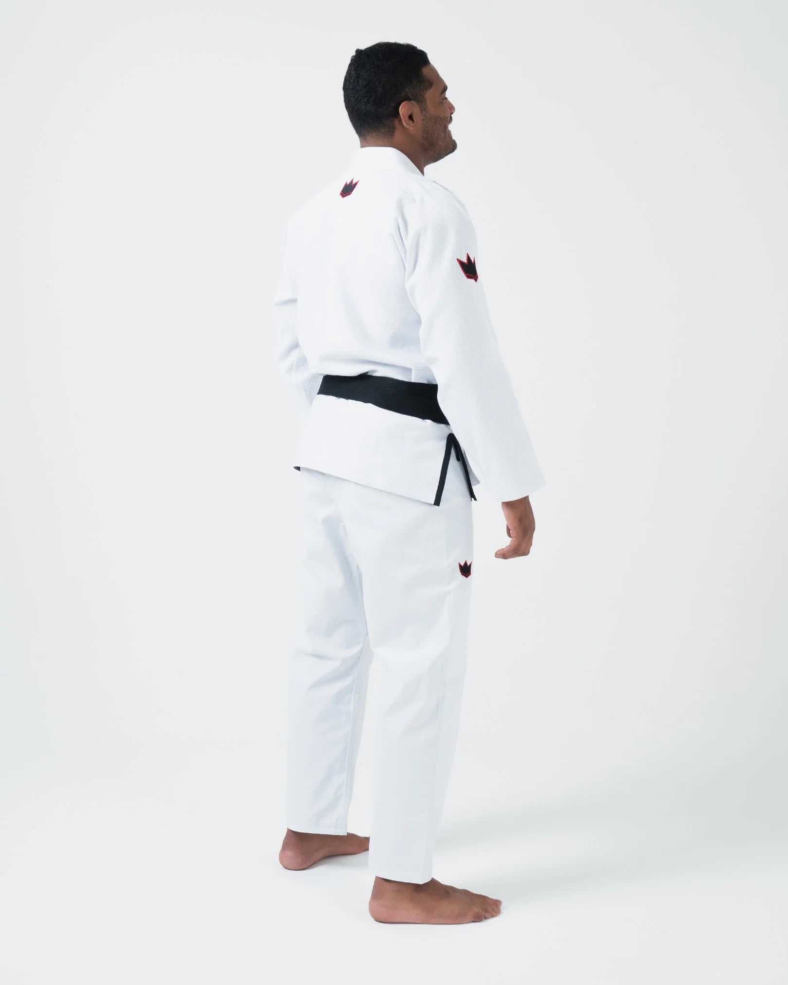 Kimono Brazilian Jiu Jitsu KINGZ Ultralight 2.0 poza facuta pe un model din partea lateral-spate dreapta