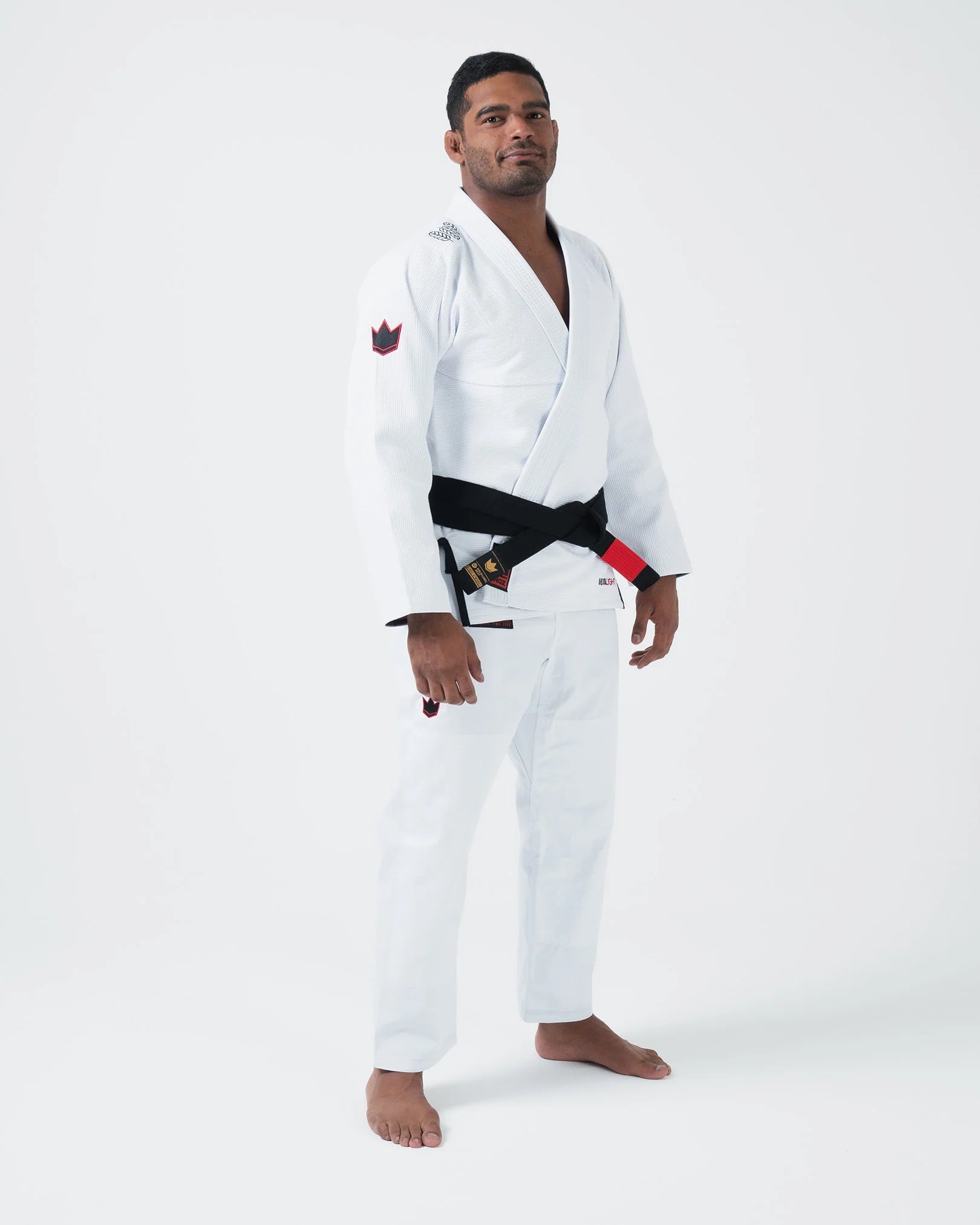 Kimono Brazilian Jiu Jitsu KINGZ Ultralight 2.0 poza facuta pe un model din partea lateral-fata dreapta