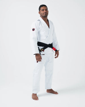 Kimono Brazilian Jiu Jitsu KINGZ Ultralight 2.0 poza facuta pe un model din partea lateral-fata dreapta