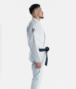 Kimono Brazilian Jiu Jitsu PROGRESS Alb Adulti poza facuta din lateralul modelului