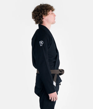 Kimono Brazilian Jiu Jitsu PROGRESS Negru poza facuta pe un model din lateral-dreapta