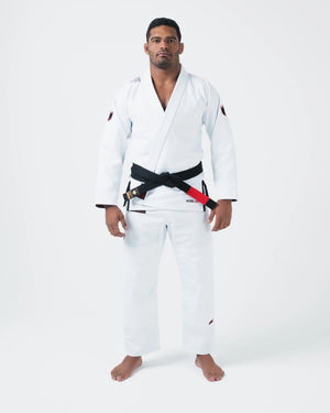 Kimono Brazilian Jiu Jitsu KINGZ Ultralight 2.0 poza facuta pe un model din fatat de la departare