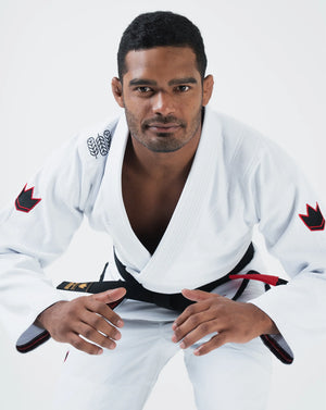 Kimono Brazilian Jiu Jitsu KINGZ Ultralight 2.0 poza facuta pe un model din partea din fata facuta de aproape