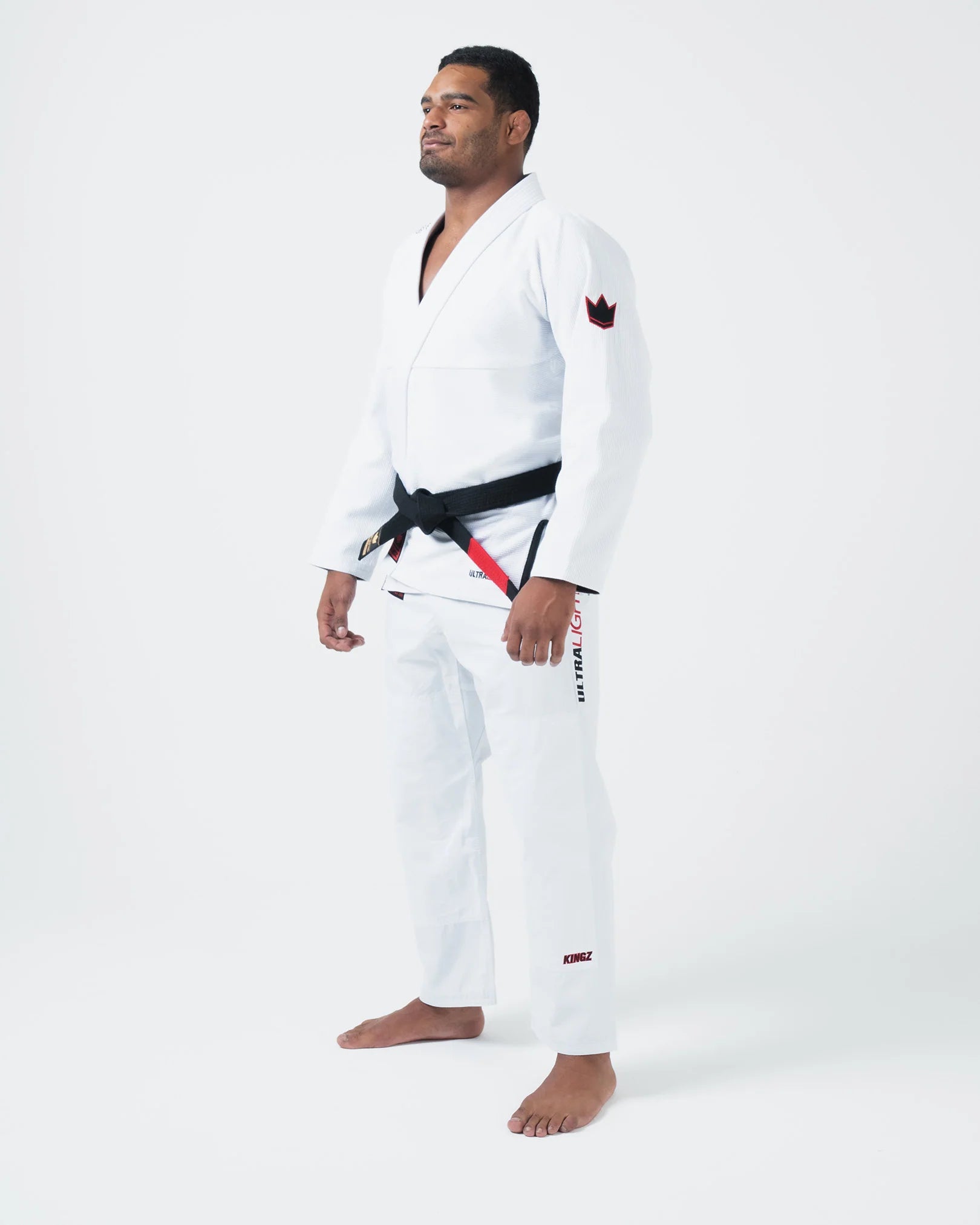 Kimono Brazilian Jiu Jitsu KINGZ Ultralight 2.0 poza facuta pe un model din partea lateral-fata stanga
